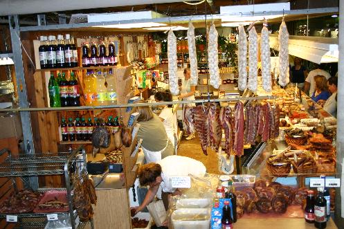 Originally founded in 1837, this indoors farmers market is located downtown at 55 York Blvd. and features the usual mix of local farm produce and ethnic specialties. The Hamilton Farmers Market is actually older than the city! Its been rated one of the best farmers markets in Ontario, as goods are brought in from all over the Niagara garden belt. 